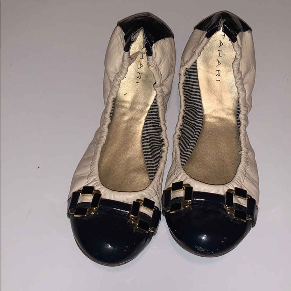 TAHARI flat
